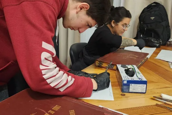 Estudiantes del Instituto Superior de Arte conservan documentos históricos del exFrigorífico - imagen de origen