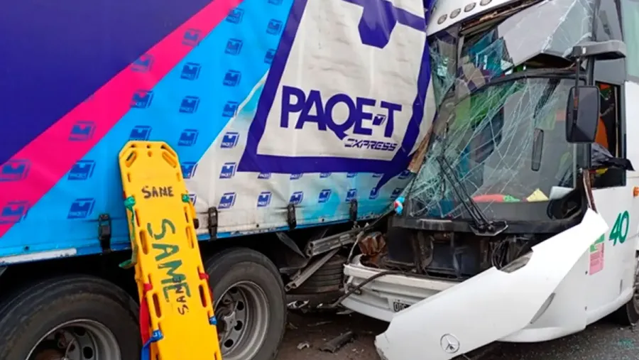 Un micro de Concordia chocó contra un camión en Buenos Aire y hubo una docena de heridos | Análisis - imagen de origen
