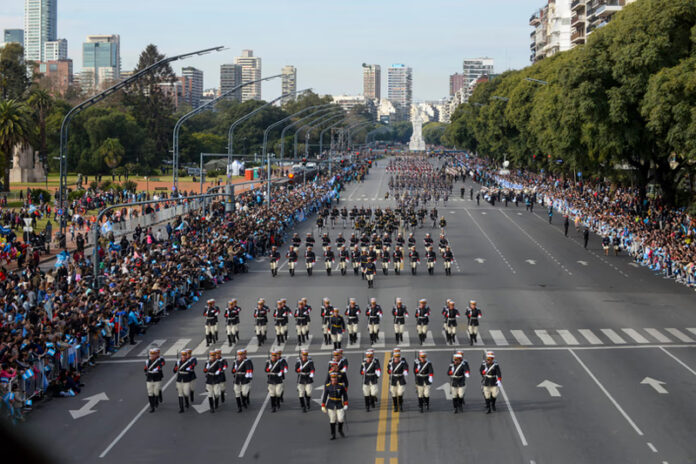 Recortes en Defensa ponen en riesgo el tradicional desfile del 9 de Julio - imagen de origen