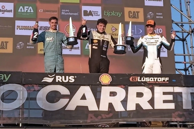 Nazareno López subió al podio y busca la remontada en la segunda final - imagen de origen