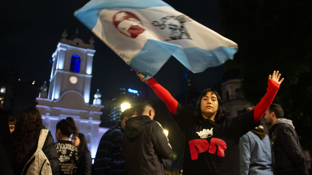 A la espera de una definición sobre el lugar para el velorio, habrá un banderazo en el Obelisco - imagen de origen