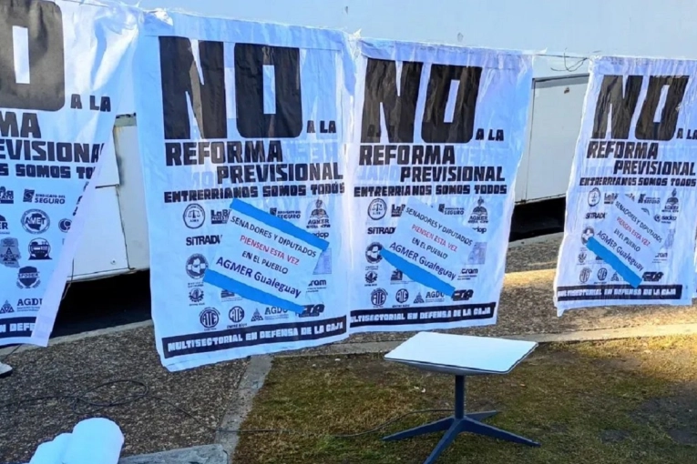 El acampe docente frente a Casa de Gobierno cumple una semana en defensa de la Ley jubilatoria - imagen de origen