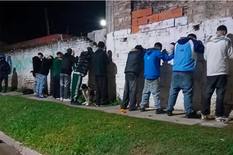 Secuestraron un revólver y detuvieron a un joven tras una persecución a un grupo de menores en Paraná - imagen de origen