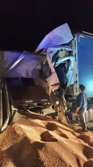 Choque de dos camiones por presunto desprendimiento de un acoplado dejó a un conductor atrapado en la cabina - imagen de origen