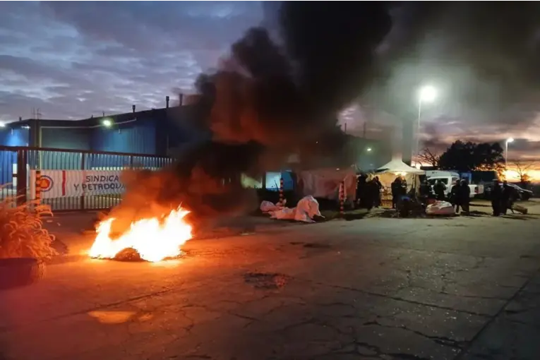 Protesta de trabajadores despedidos en Gualeguaychú: anunciaron tres movilizaciones durante la semana - imagen de origen