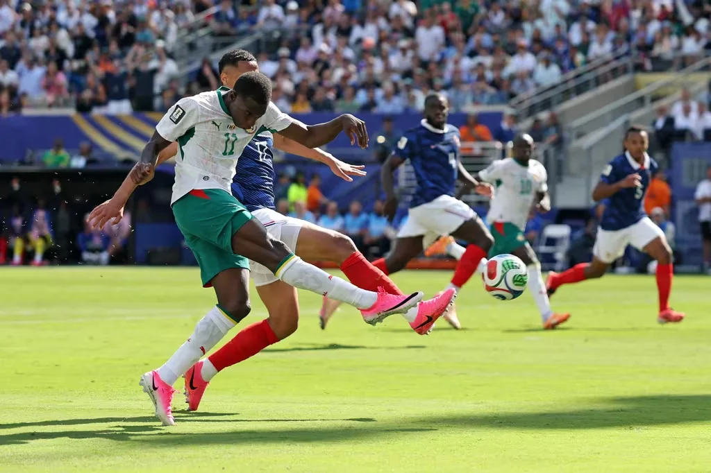 Francia arrancó con una victoria y Mbappé hizo historia - imagen de origen