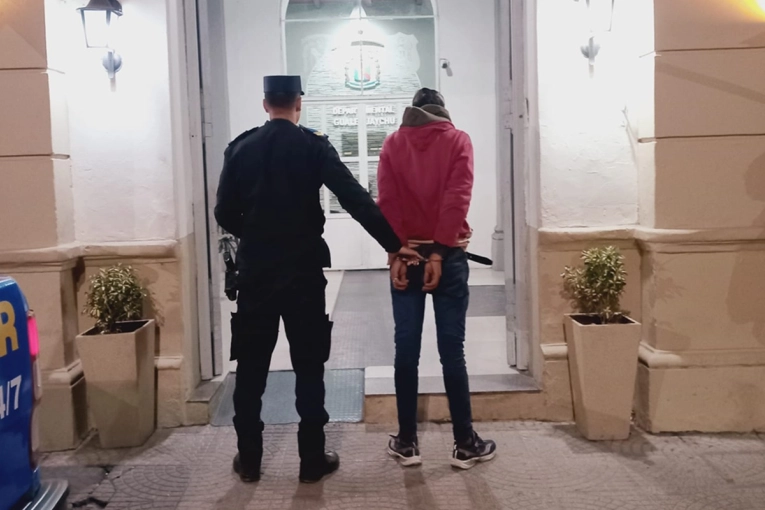Detuvieron a un hombre con pedido de captura mientras caminaba por la vía pública - imagen de origen