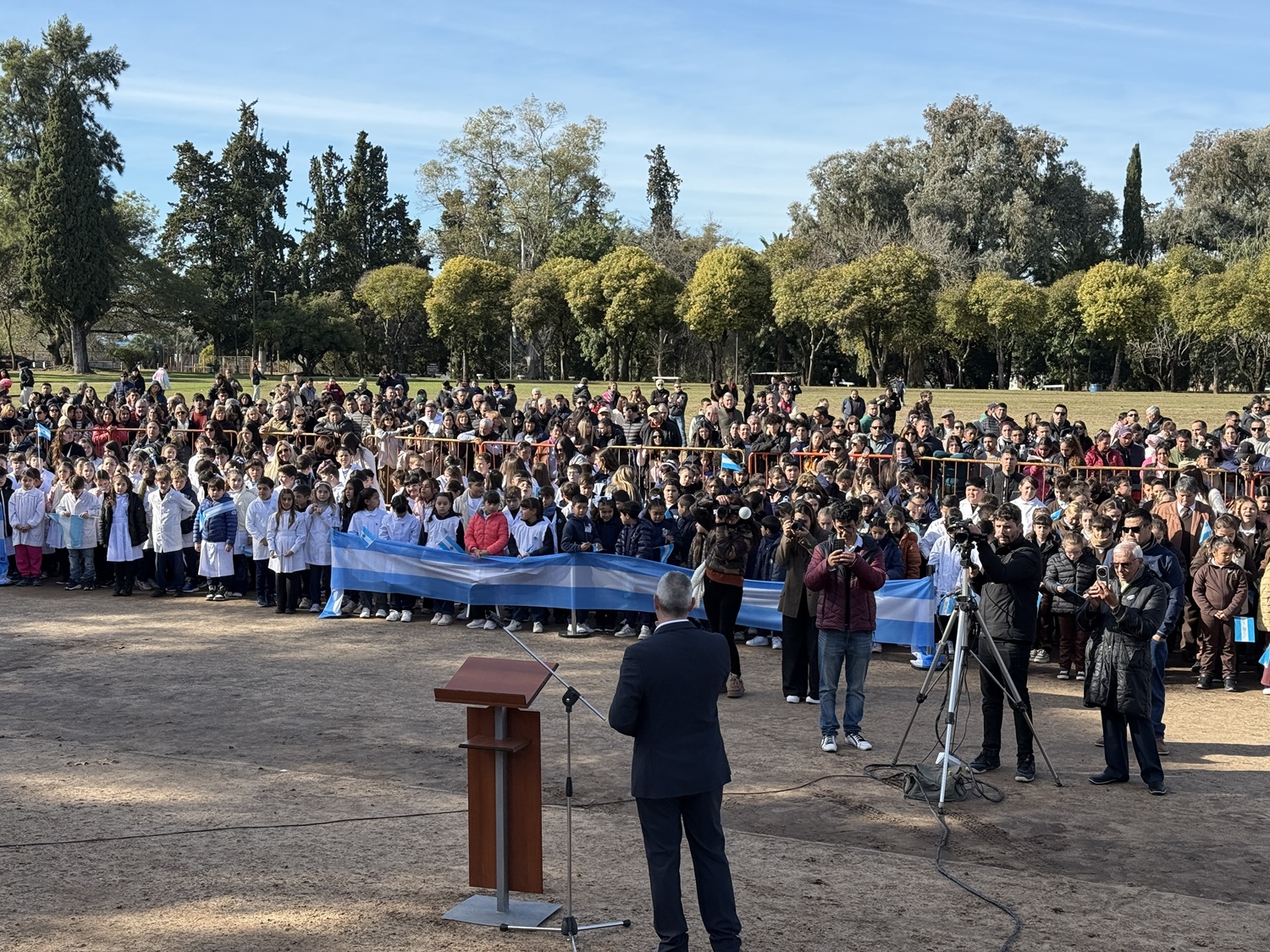 Más de 500 estudiantes de Colón prometieron lealtad a la Bandera Argentina - imagen de origen