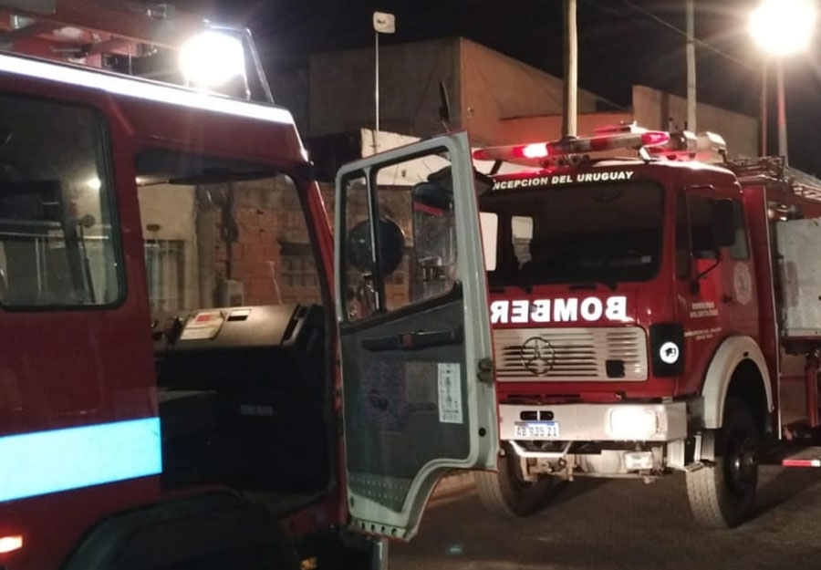 Susto en Concepción del Uruguay: Principio de incendio afectó el cielorraso de una vivienda - imagen de origen