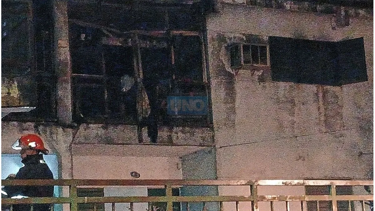 Un grave incendio destruyó parte de una vivienda en barrio Paraná XIII - imagen de origen