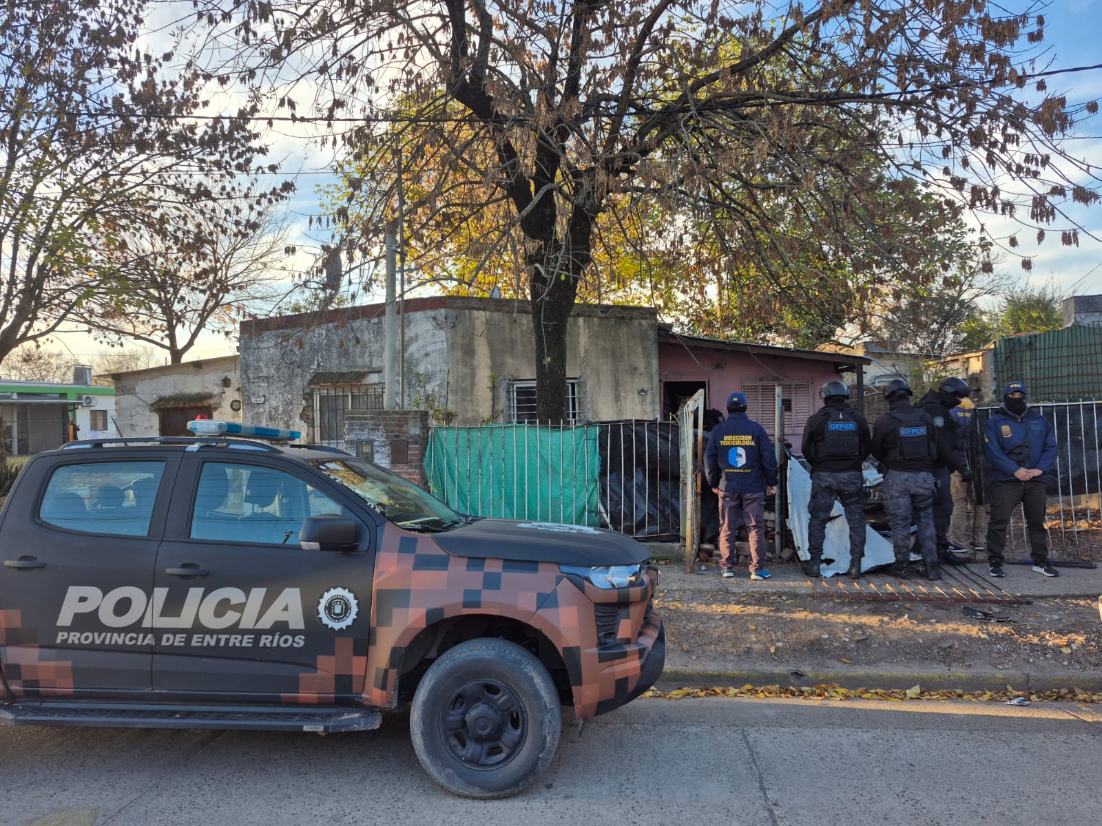 Realizaron allanamientos por narcomenudeo en dos barrios de la ciudad: identificaron a 19 personas y tres fueron detenidas - imagen de origen