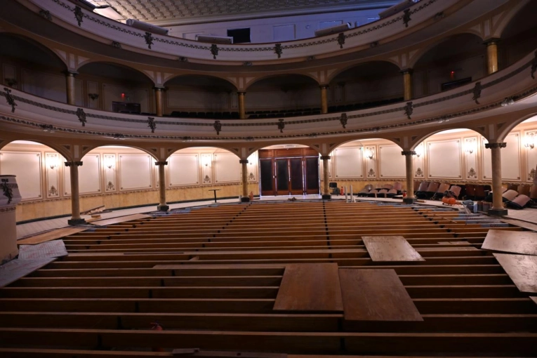 Con la colocación de las vigas de madera, avanza la reconstrucción del piso del Teatro Gualeguaychú - imagen de origen