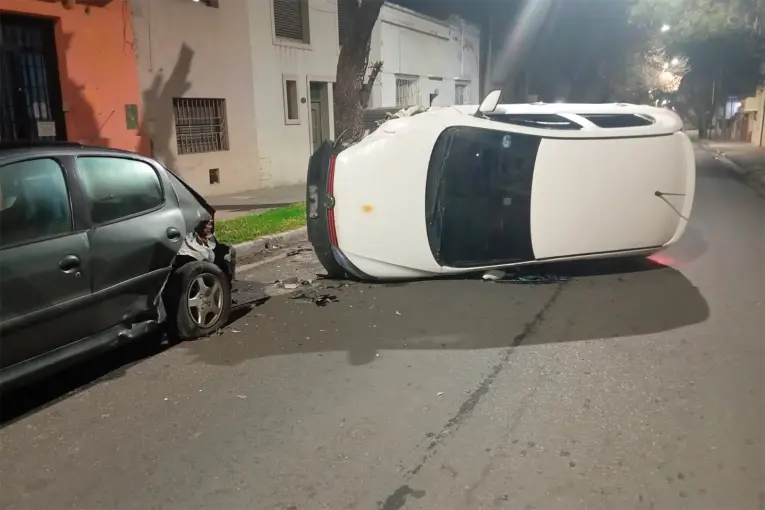 Chocó contra un auto estacionado y volcó en Paraná: dijo que intentó esquivar un perro - imagen de origen