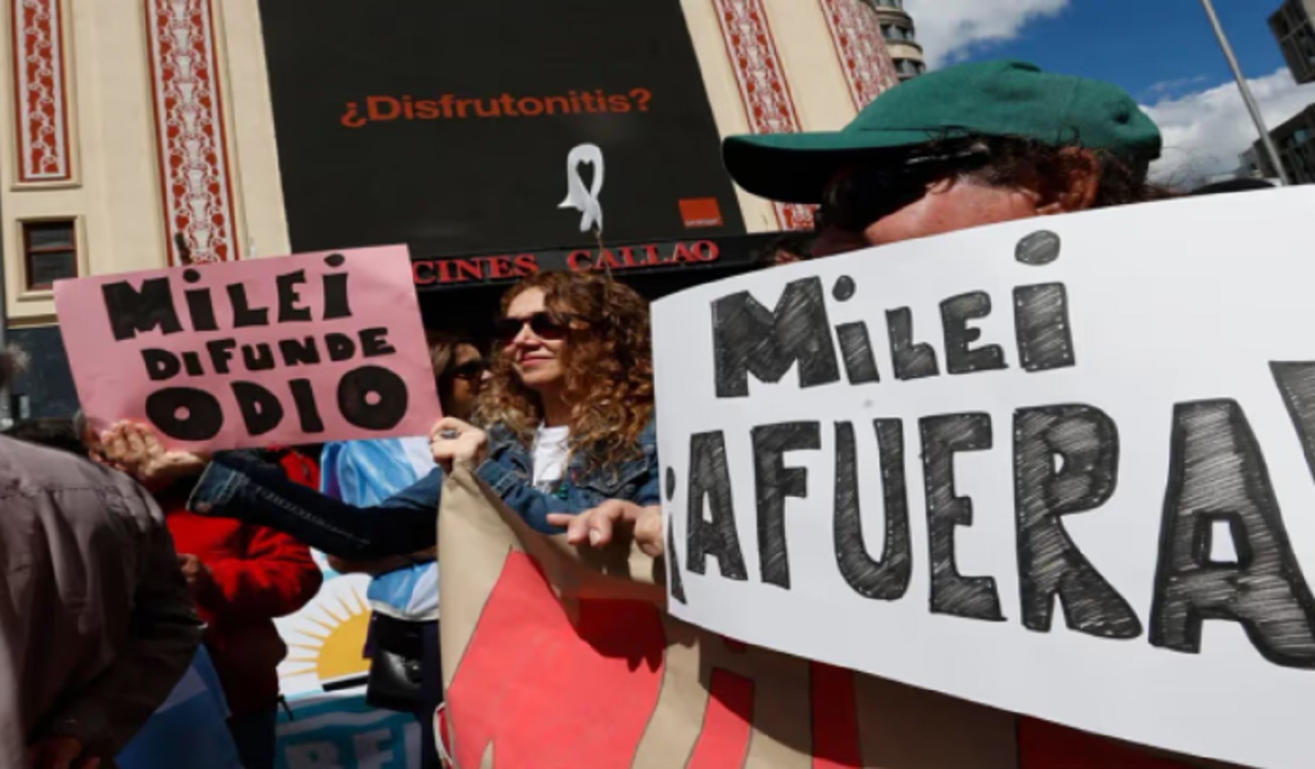 Escenario de fragilidad: la pérdida de ingresos empieza a impactar de lleno en la popularidad de Milei - imagen de origen