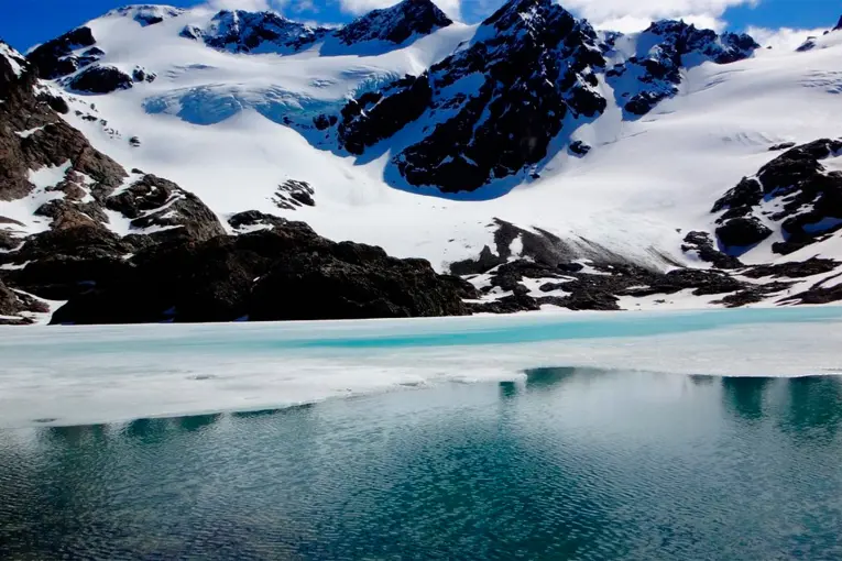 Murieron un guía y una turista tras un accidente en un glaciar en Tierra del Fuego - imagen de origen