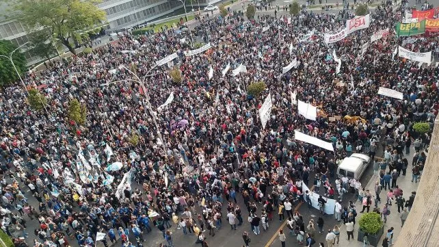 La Corte Suprema dejó firme la cautelar que obliga al Estado a aplicar dos artículos de la ley de financiamiento universitario - imagen de origen