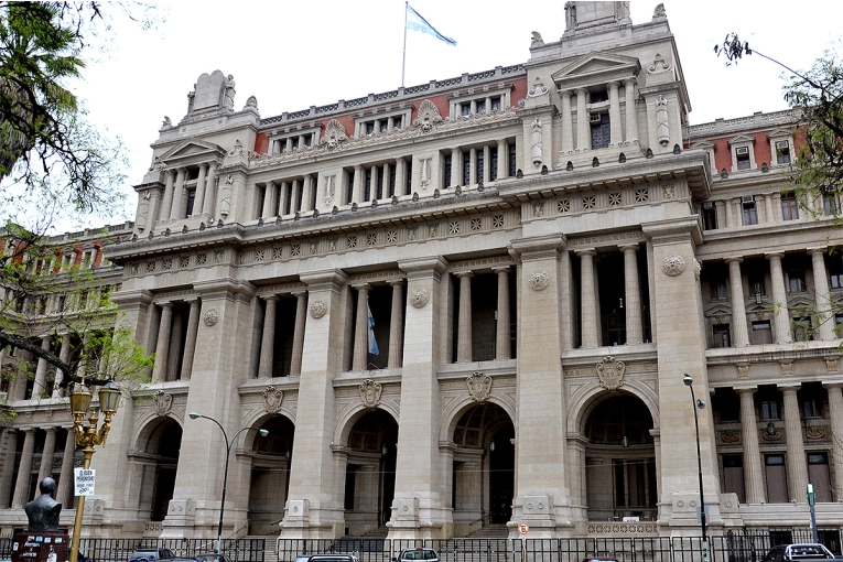 Corte Suprema dejó firme la cautelar que obliga al Gobierno a aplicar la ley de Financiamiento Universitario - imagen de origen