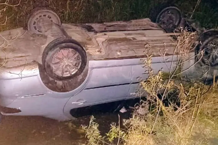Iba con su familia, intentó estacionar sobre la banquina y cayó a una alcantarilla con agua - imagen de origen