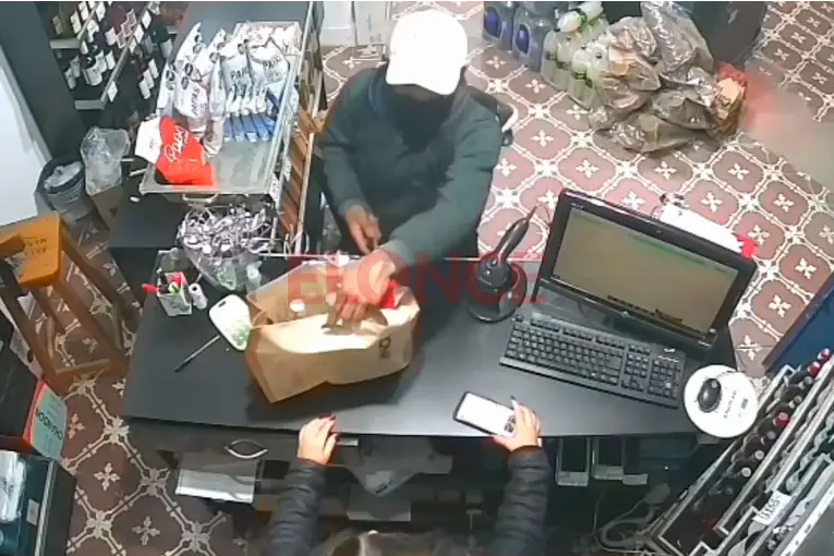 Video: delincuente asaltó con un cuchillo un comercio de bebidas y quedó filmado - imagen de origen