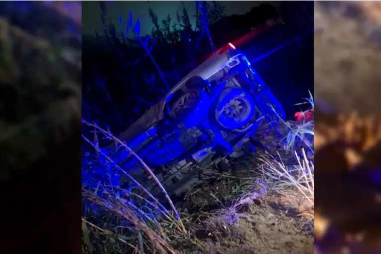 Volcó una camioneta en Paraná: el conductor adujo que “mordió” la banquina - imagen de origen