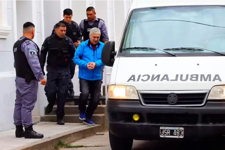 Lázaro Báez fue internado por una pulmonía y se agravó su estado de salud - imagen de origen