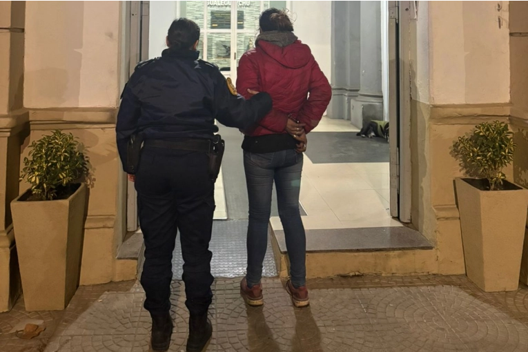 Por presunta estafa detienen a una mujer en un comercio - imagen de origen