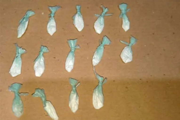 Dos personas quedaron detenidas por vender drogas en una plaza de Paraná - imagen de origen