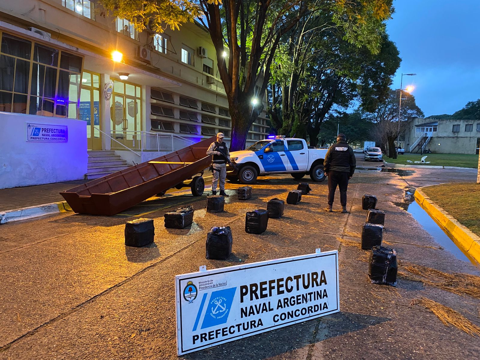 Prefectura Concordia frustró un contrabando hacia Uruguay y secuestró mercadería valuada en más de 6,4 millones de pesos - 7PAGINAS - imagen de origen