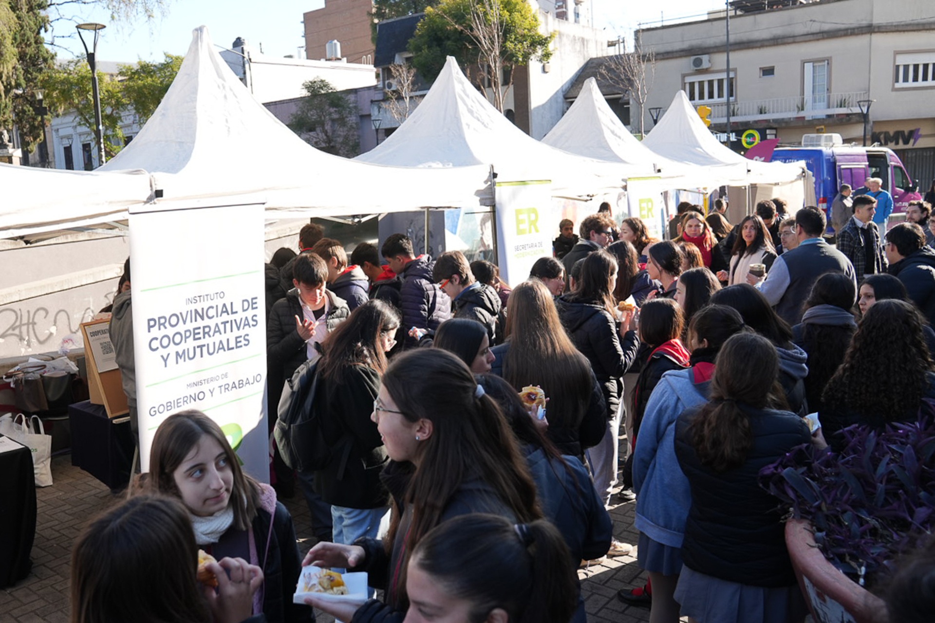 Gobierno desplegó en Paraná una jornada integral de servicios para la ciudadanía - imagen de origen