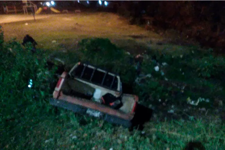 Por un desperfecto mecánico, una camioneta cayó al arroyo desde un puente en Concordia - imagen de origen