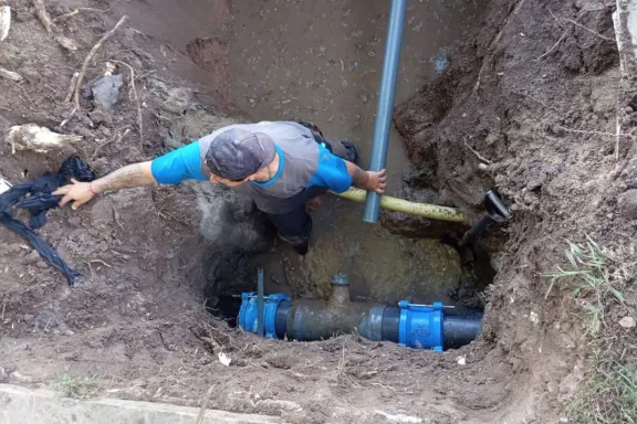 Continúan las intervenciones para optimizar el sistema de distribución de agua potable en distintas zonas de Paraná - imagen de origen