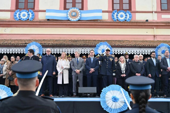 Miles de personas defendieron la celebración patria frente a un intento de escrache - imagen de origen