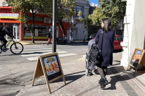 Inspeccionan carteles de los comercios en las veredas de las calles - imagen de origen