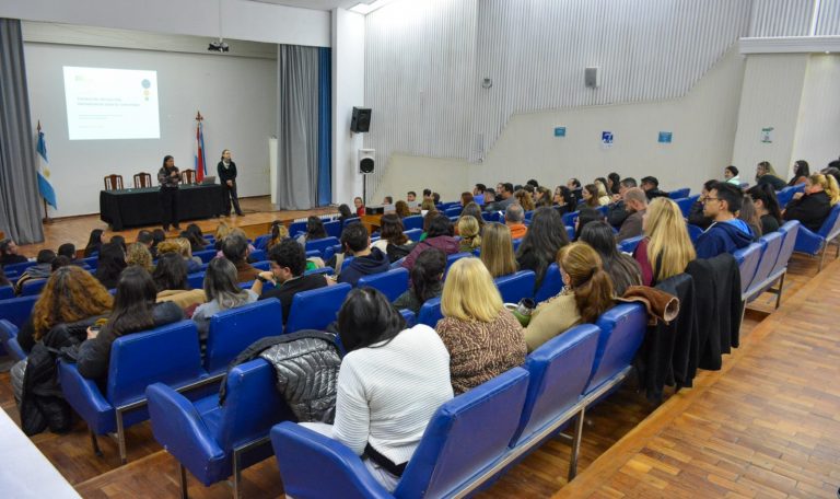 Prevención del suicidio: capacitan a trabajadores de la Secretaría de Políticas de Cuidado y de las áreas de abordaje territorial - imagen de origen