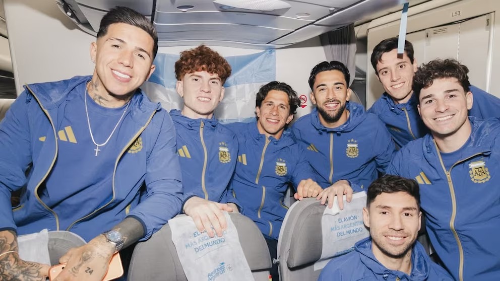 La Selección partió para jugar el Mundial: los futbolistas que viajaron y quiénes se sumarán en Estados Unidos - imagen de origen