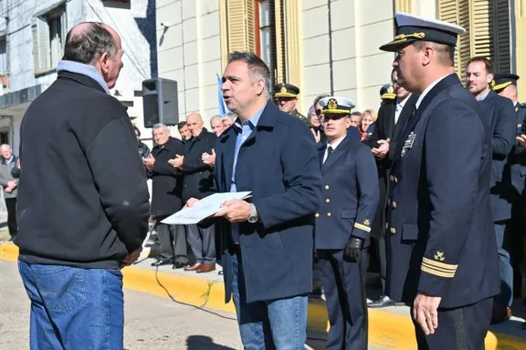 A su retorno de Israel, Davico asistió al acto de Prefectura - imagen de origen