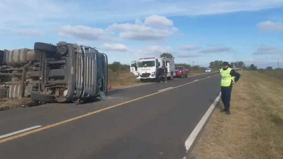 Volcó un camión en la ruta 12 en Gualeguay y tres personas fueron hospitalizadas | Análisis - imagen de origen