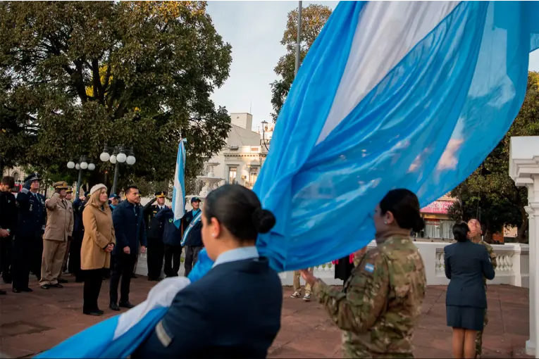 Paraná homenajeó a Manuel Belgrano con acto e izamiento de la Bandera Nacional - imagen de origen