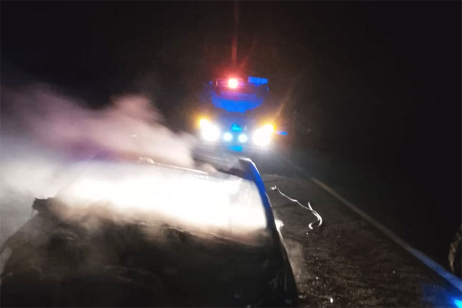 Susto en la Ruta 12: Un auto se incendió por completo y las llamas lo devoraron en pocos minutos - imagen de origen