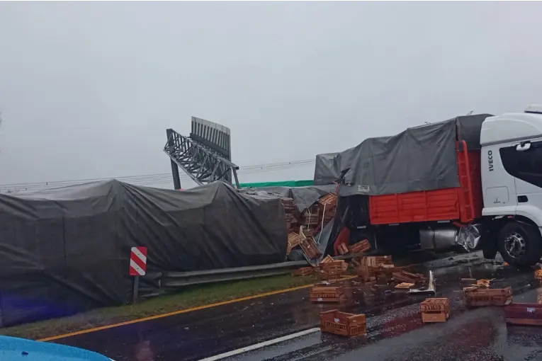 Un camión volcó en la Ruta 12 y cortó el tránsito en Brazo Largo - Informe Digital - imagen de origen