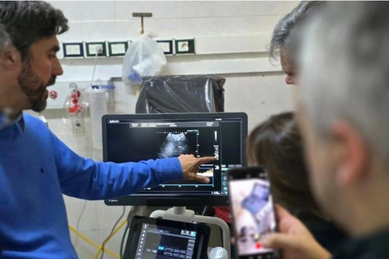 Un año de impacto: el ecógrafo donado a Terapia Intensiva ya realizó más de 1.200 estudios - imagen de origen