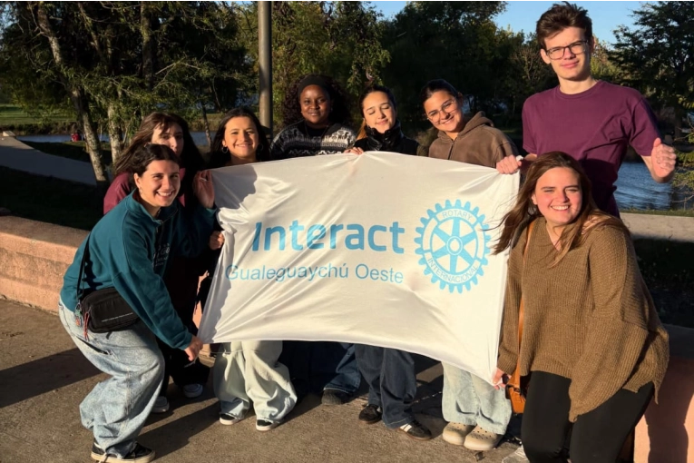 Jóvenes de Interact pusieron colilleros en la Costanera del Tiempo - imagen de origen
