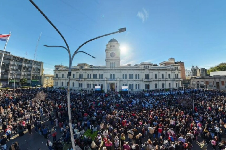 Aluani encabezó la ceremonia por el Día de la Bandera en Paraná - imagen de origen