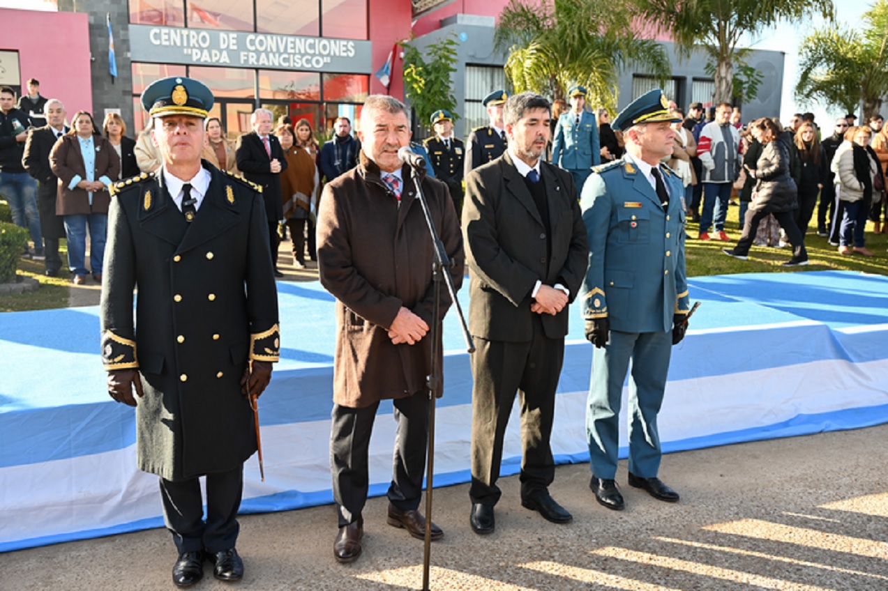 Cadetes y aspirantes de la Policía y el Servicio Penitenciario juraron fidelidad a la Bandera Argentina - imagen de origen