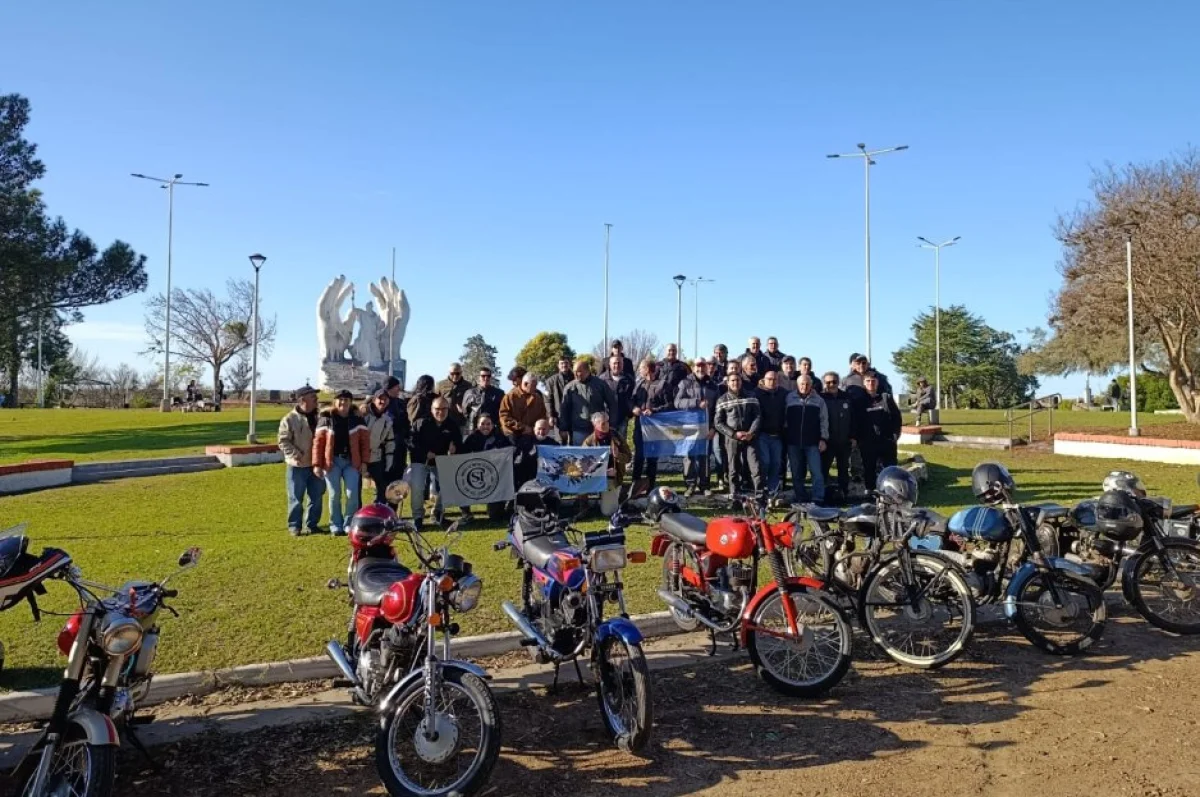 La pasión por las motos antiguas une a un grupo de amigos y mantiene viva la historia sobre ruedas - imagen de origen