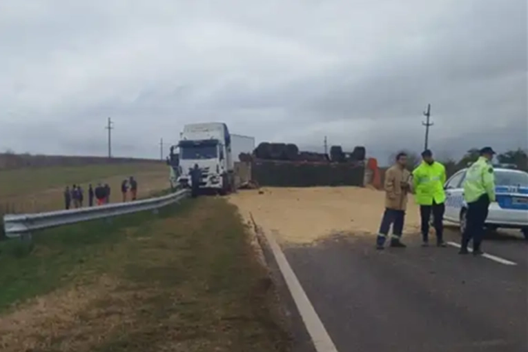 Un camión mordió la banquina y desató un accidente en cadena en la ruta 12 - imagen de origen