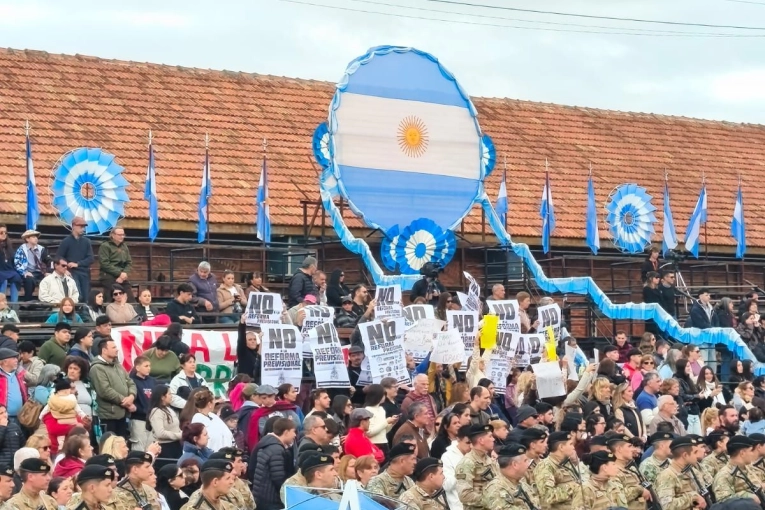 “Miles de entrerrianos repudiaron los intentos de politizar y alterar la fiesta patria en Gualeguaychú" - imagen de origen