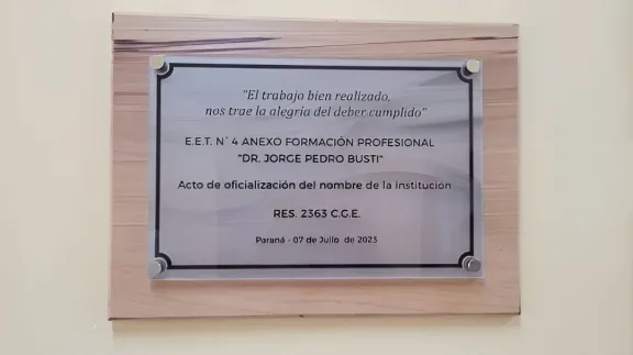 Desde el FEF denunciaron que el Gobierno oculta el nombre de la Escuela Técnica "Jorge Pedro Busti" en Paraná - imagen de origen