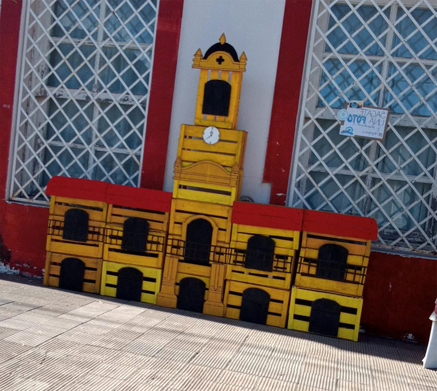 La Escuela “P. Ponce de León” puso un gran cabildo frente a su fachada - imagen de origen
