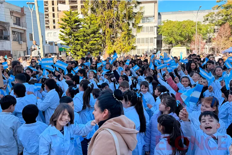 Miles de estudiantes prometieron lealtad a la Bandera en una multitudinaria ceremonia - imagen de origen